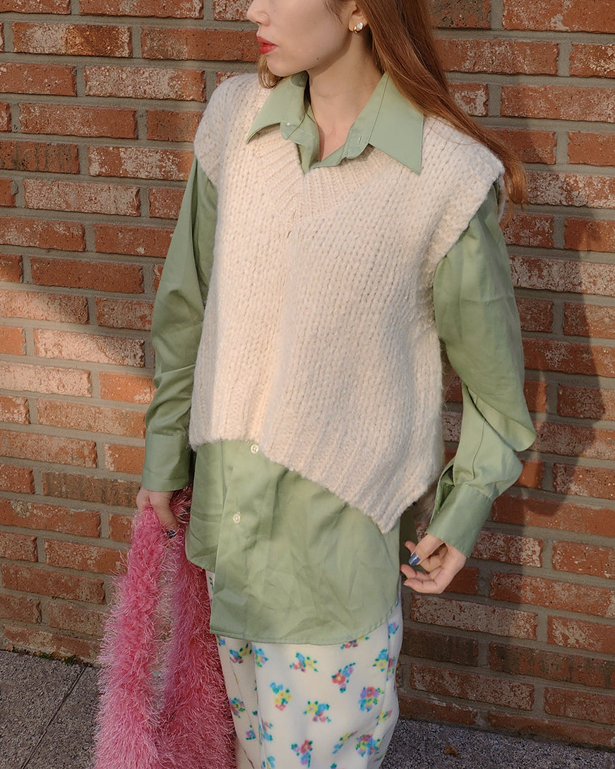 volume V neck knit vest