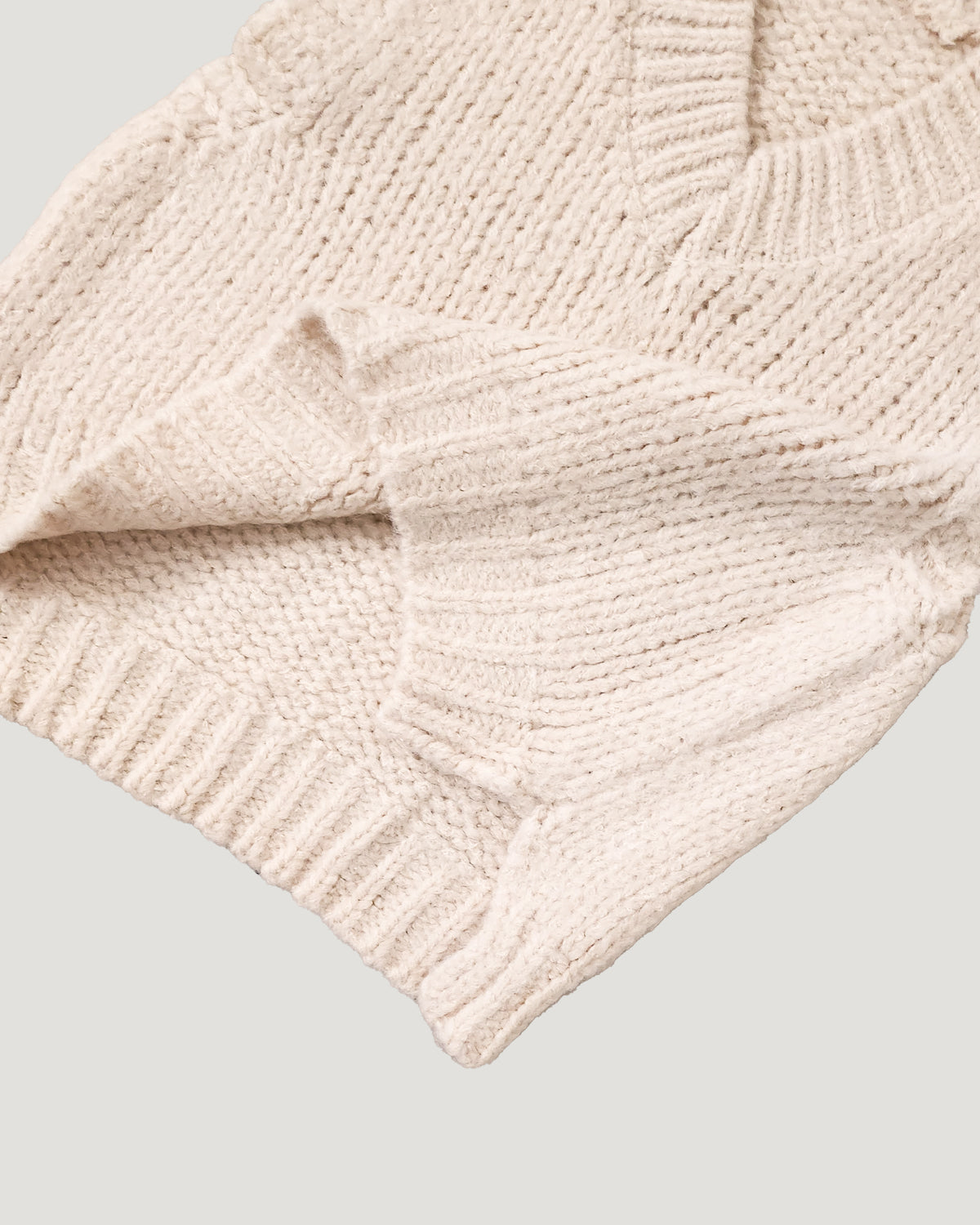 volume V neck knit vest