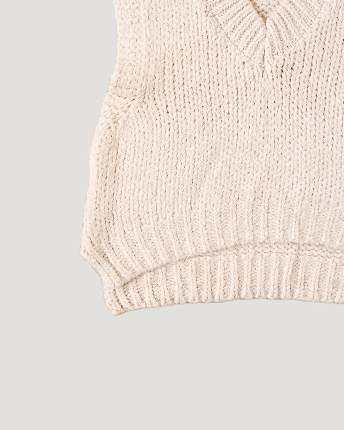 volume V neck knit vest