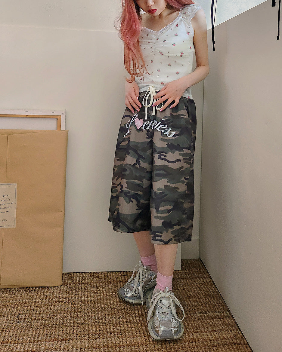 camo lettering logo half pants