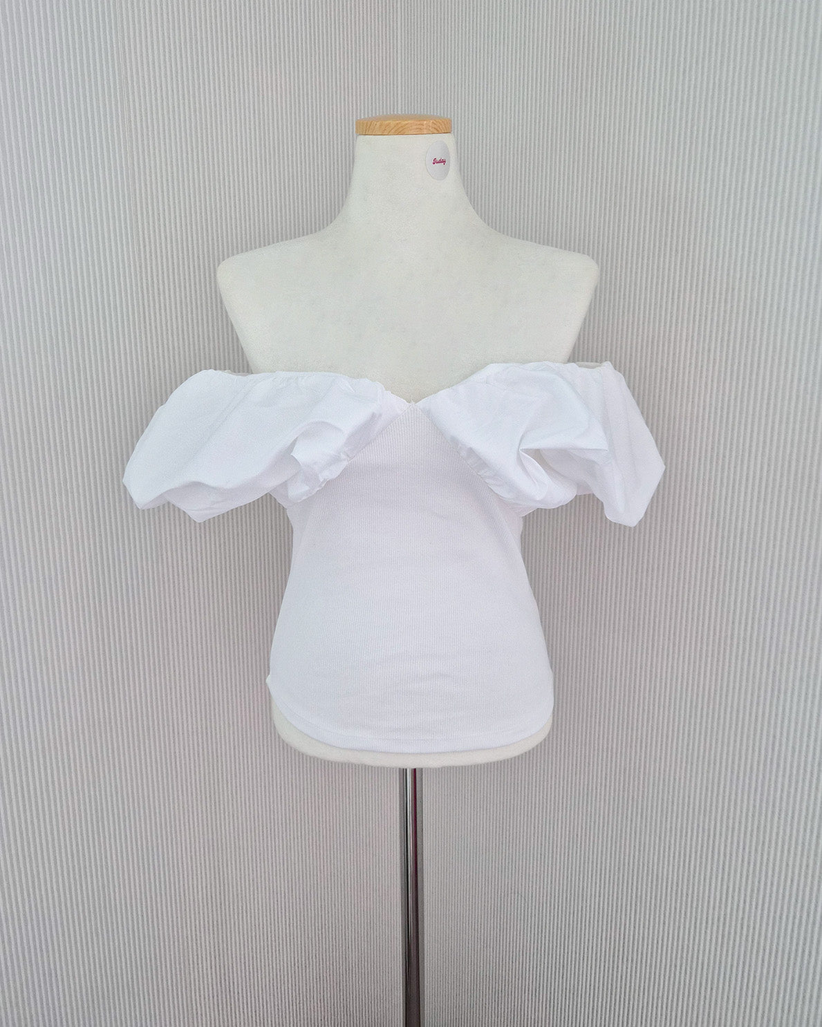 V neck puff shoulder top