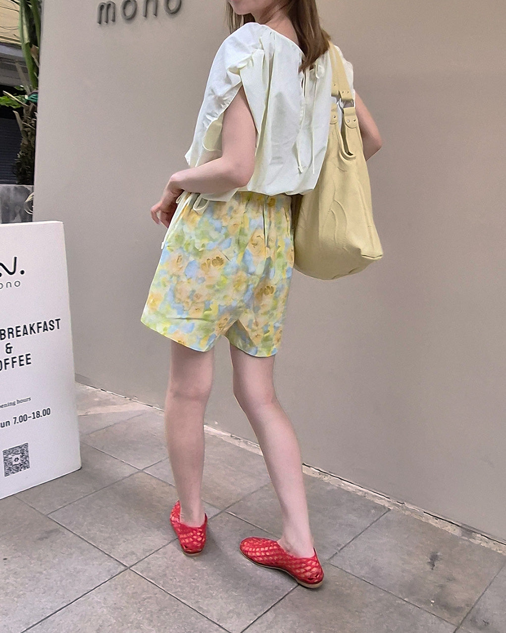 blurred flower short pants