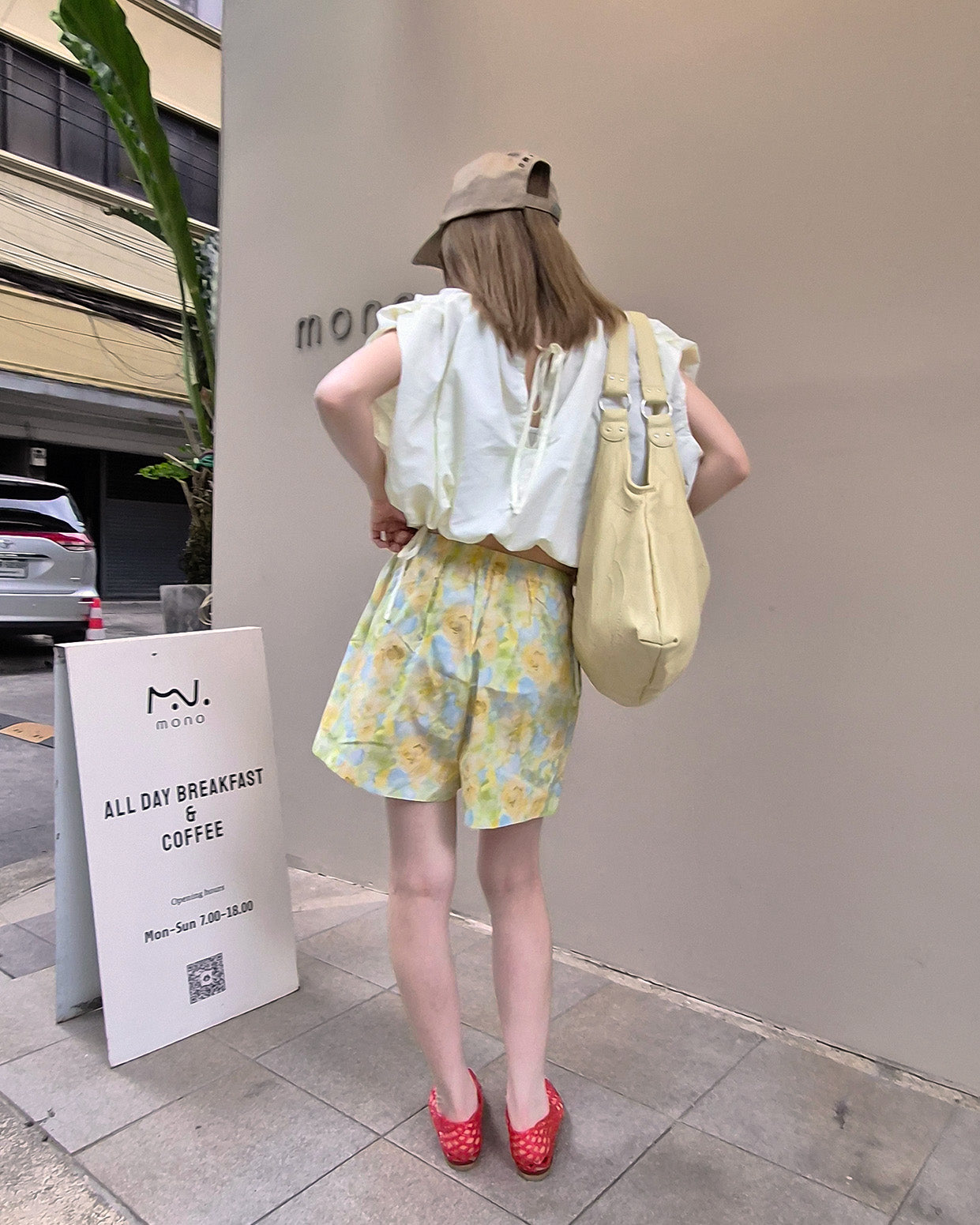 blurred flower short pants