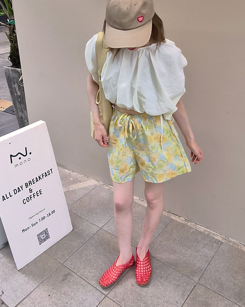 blurred flower short pants