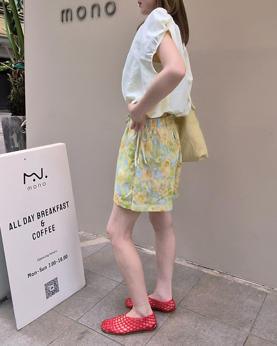 blurred flower short pants