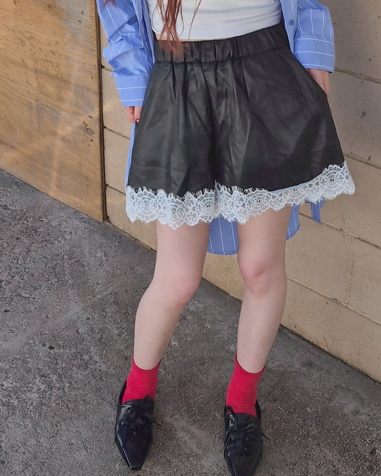 fake leather lace point short pants