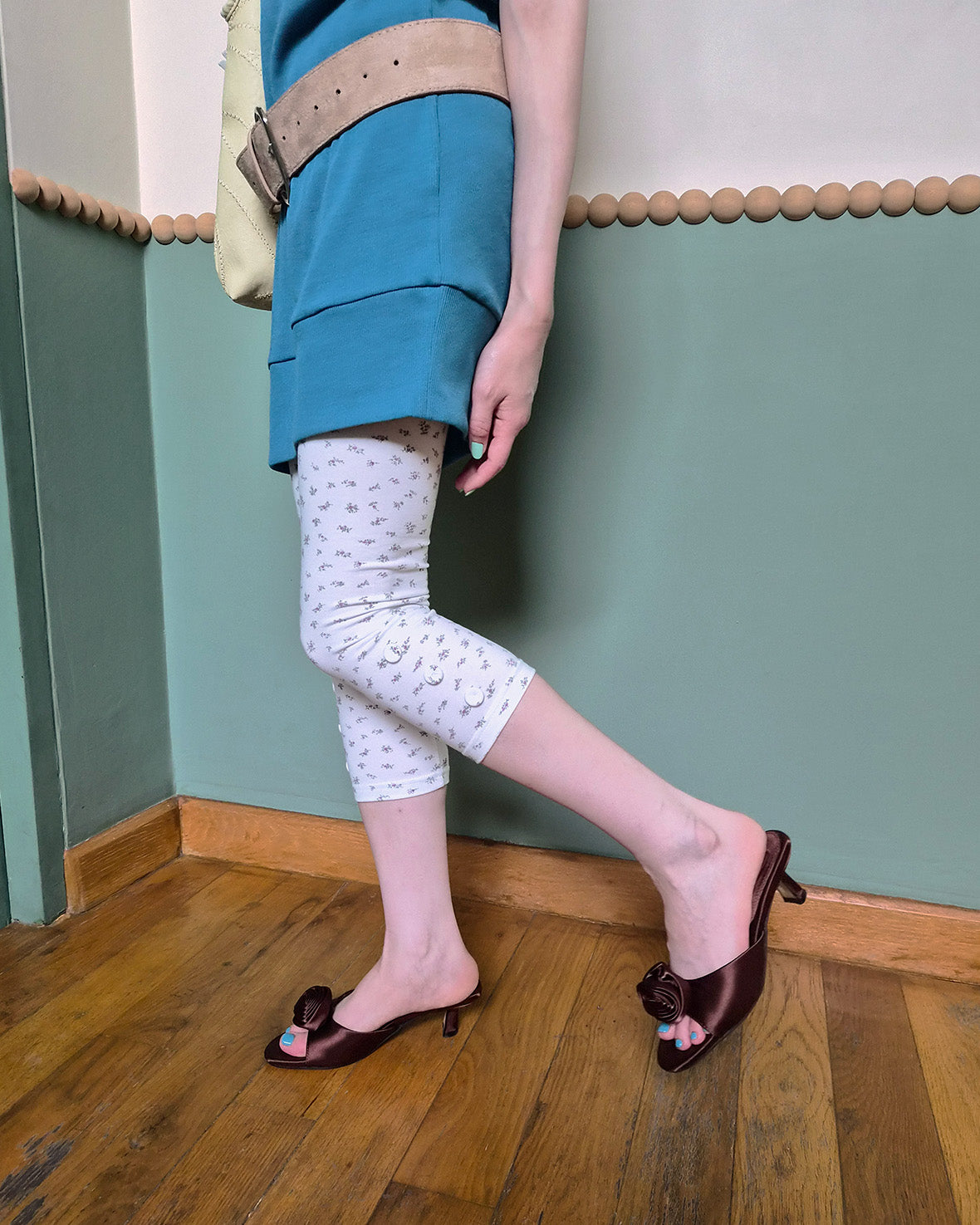 flower button point capri leggings