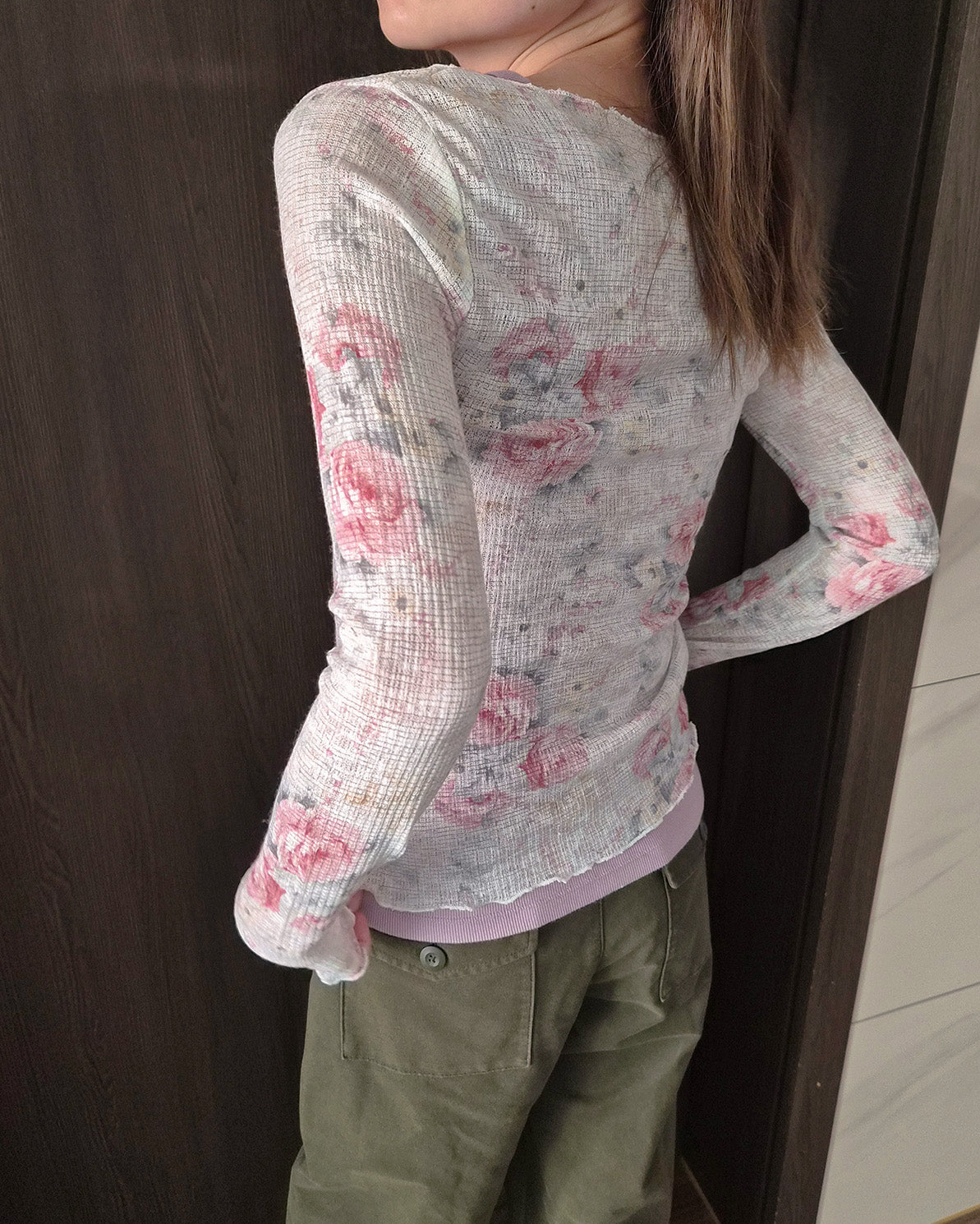 blurred rose V neck long sleeve top