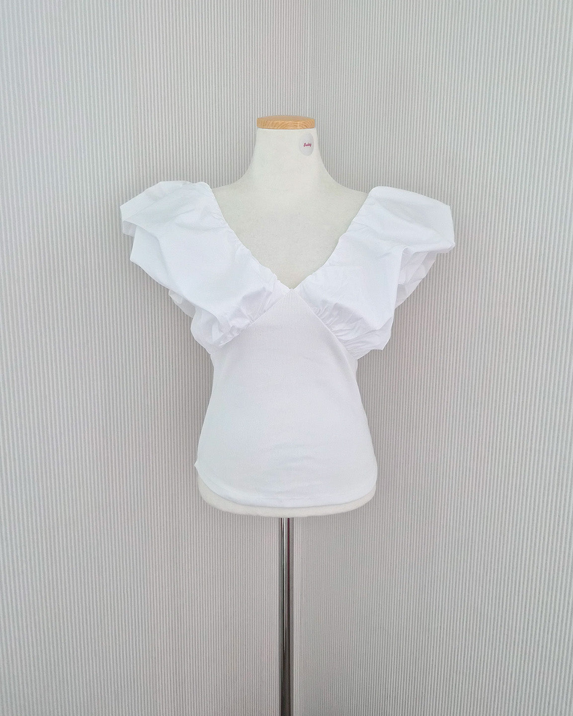V neck puff shoulder top