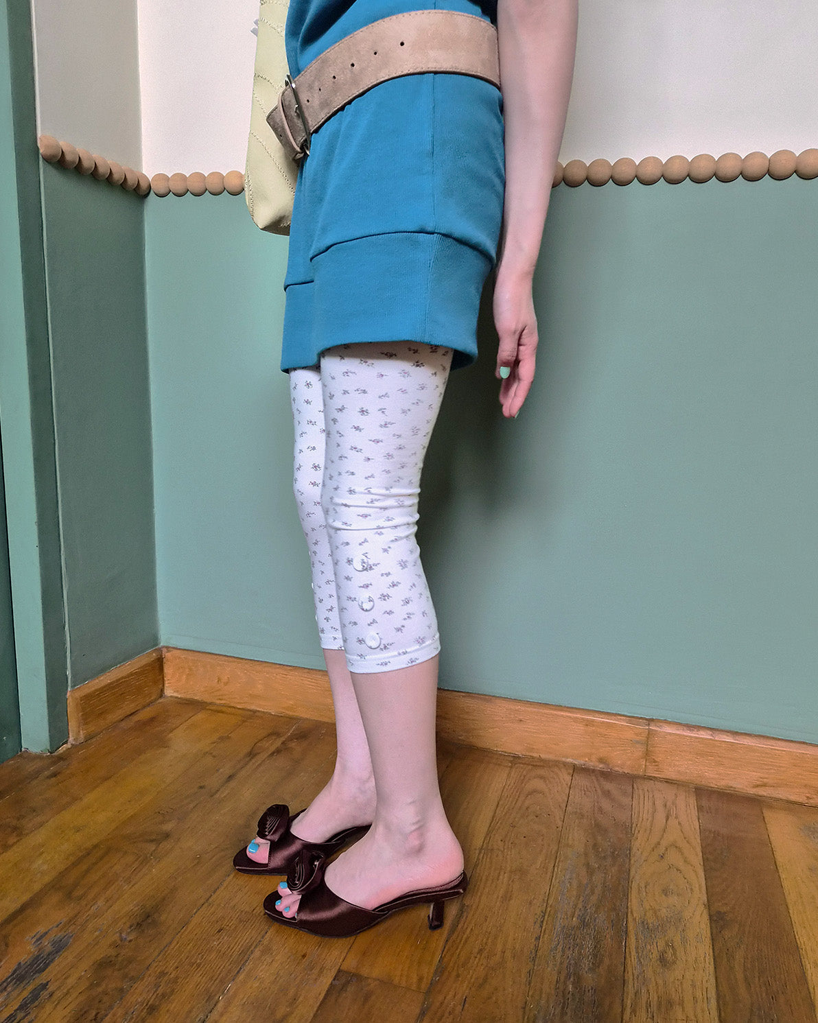 flower button point capri leggings