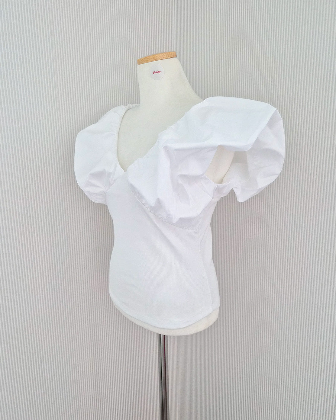 V neck puff shoulder top