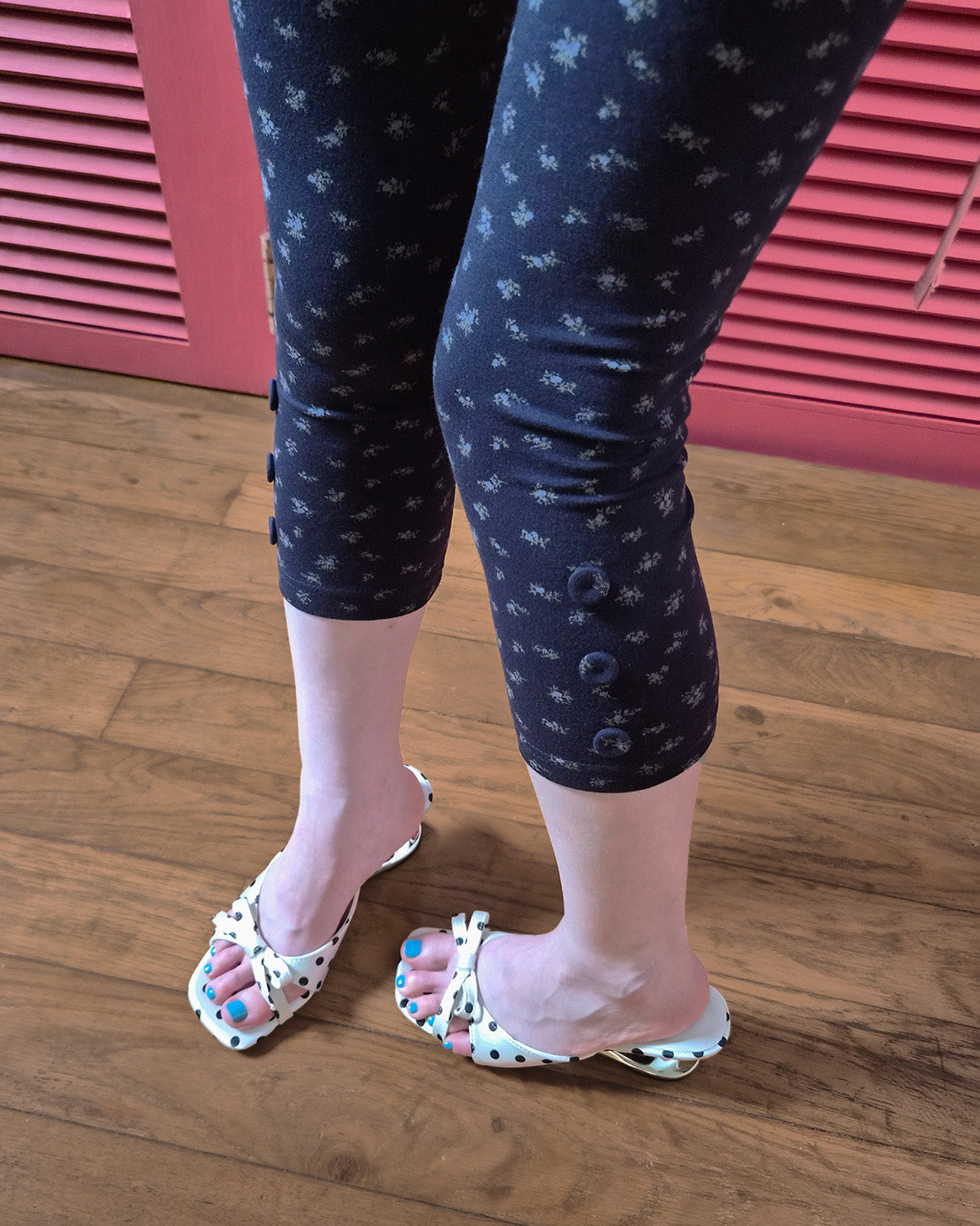 flower button point capri leggings