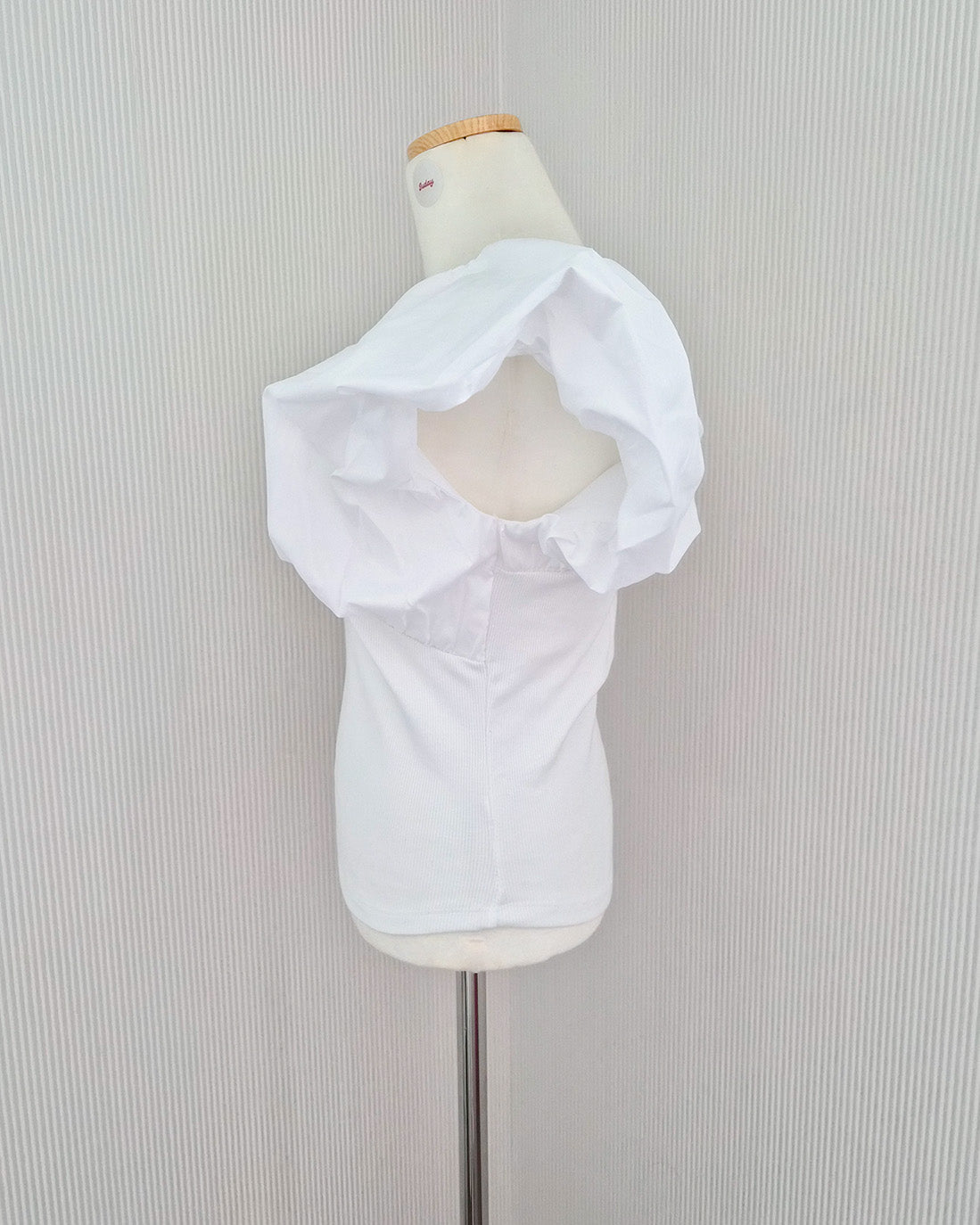 V neck puff shoulder top