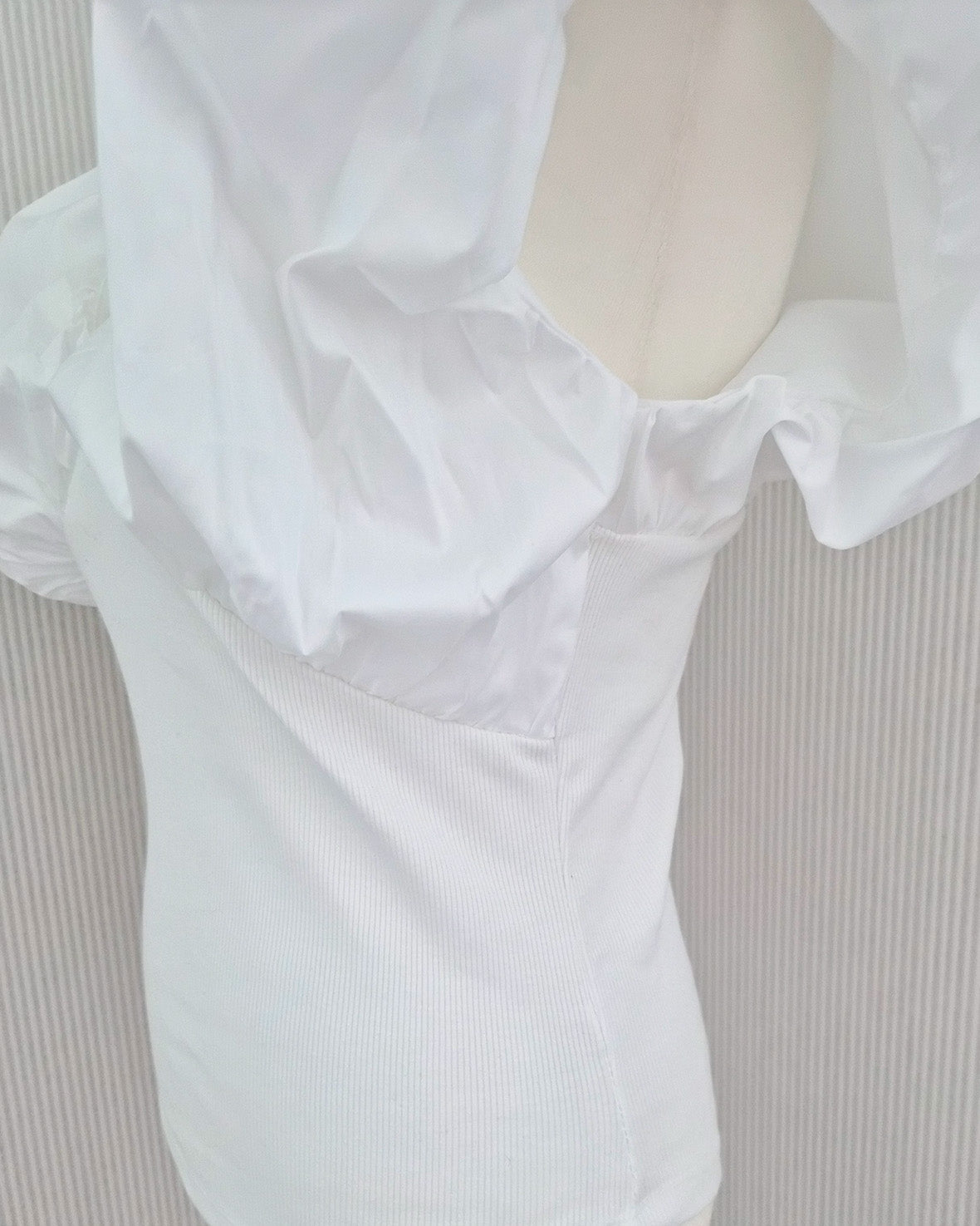 V neck puff shoulder top