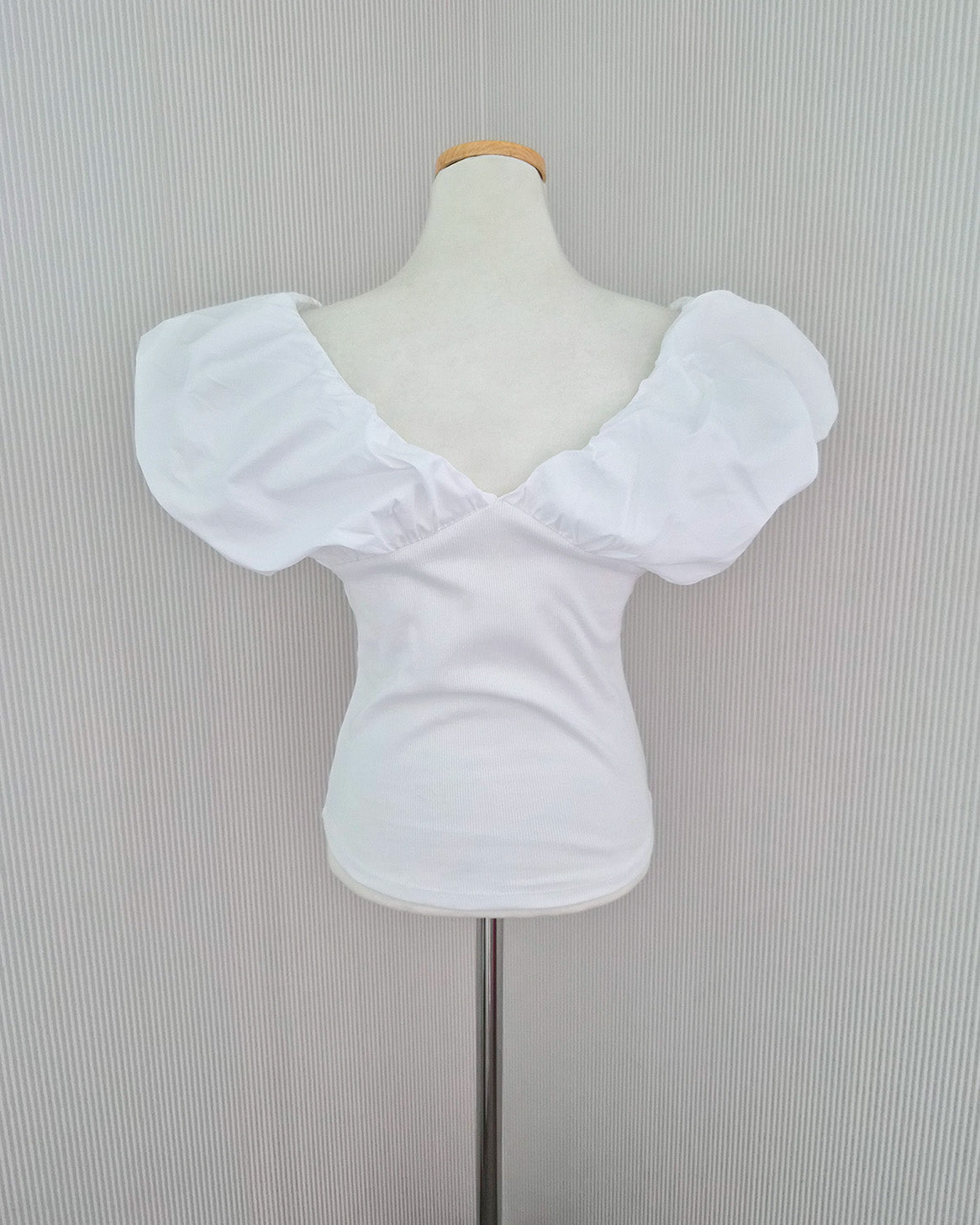 V neck puff shoulder top
