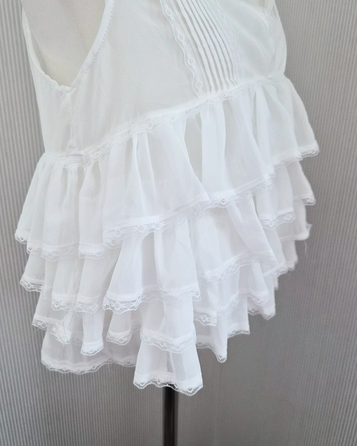 V neck tiered chiffon sleeveless  blouse