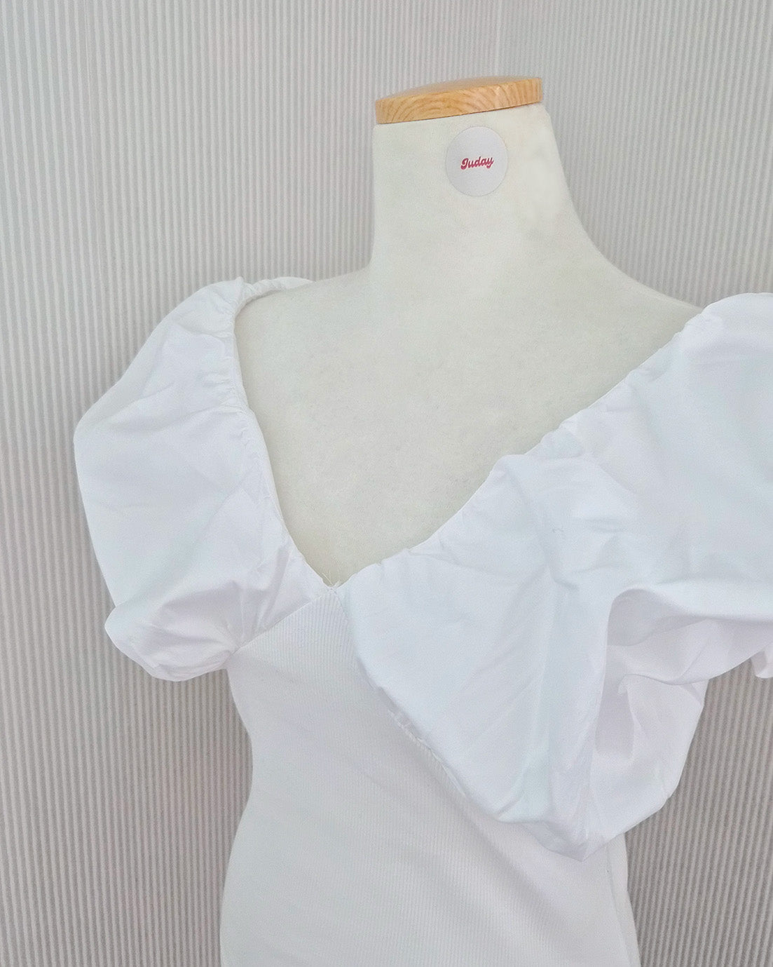 V neck puff shoulder top