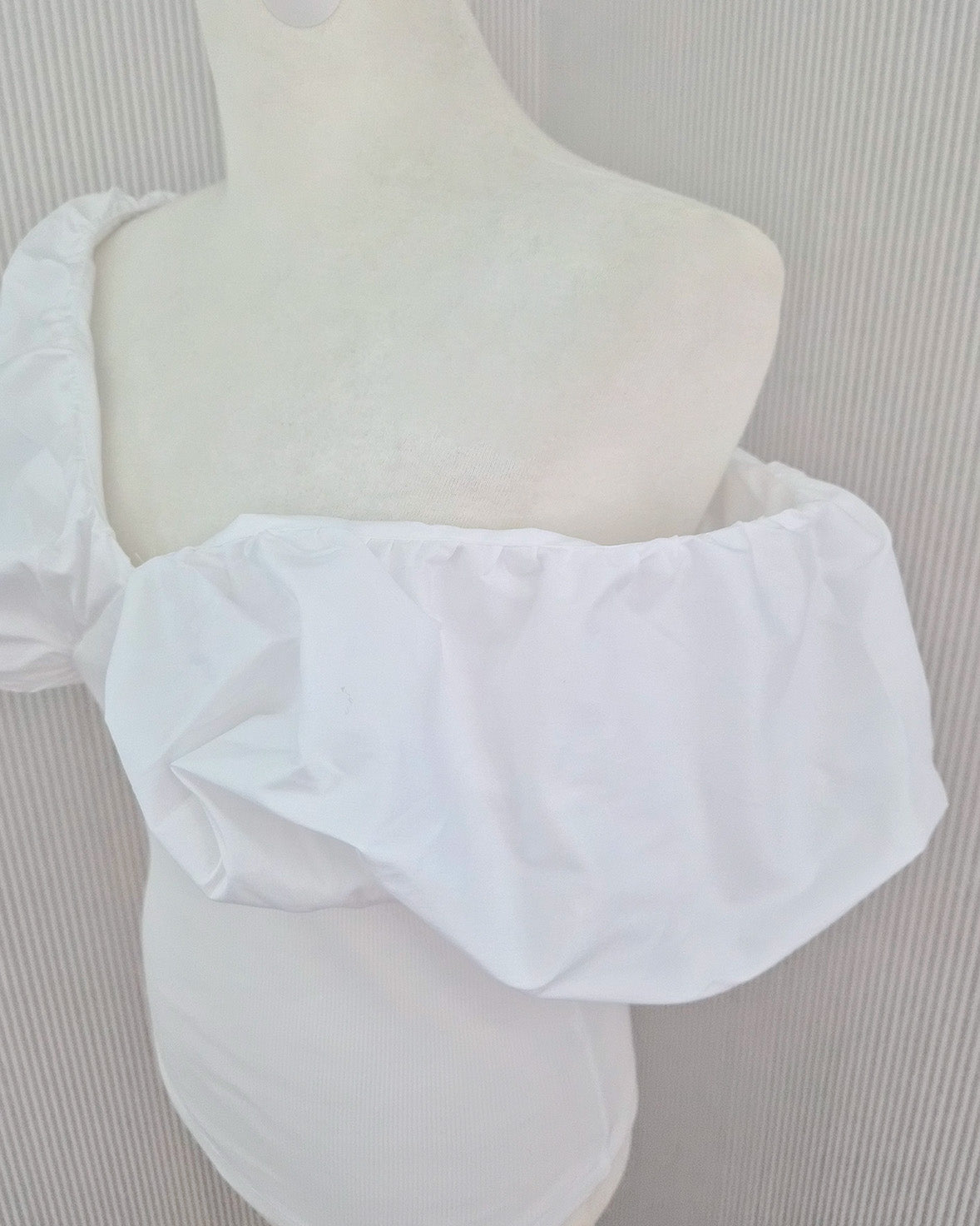 V neck puff shoulder top