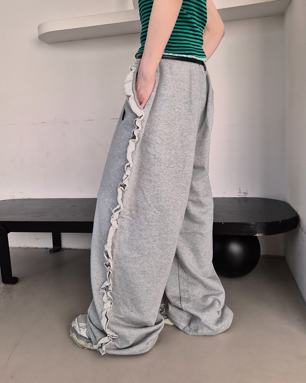 side frill sweat pants